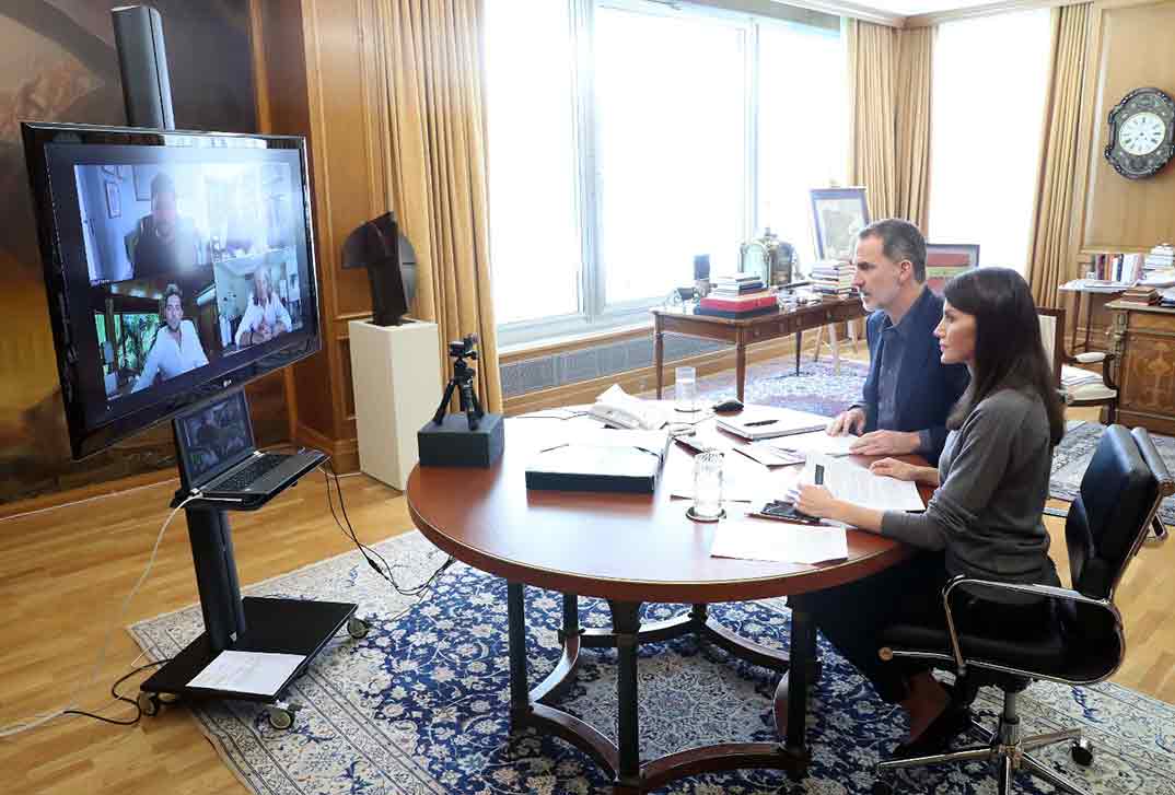 Reyes Felipe y Letizia durante el desarrollo de la videoconferencia con los representantes de la música española© Casa S.M. El Rey