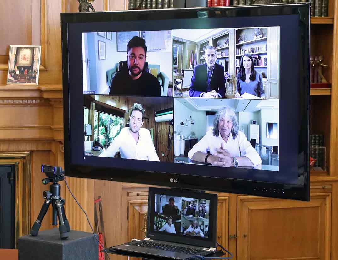 Reyes Felipe y Letizia durante el desarrollo de la videoconferencia con los representantes de la música española© Casa S.M. El Rey