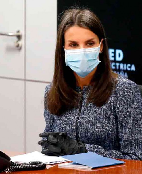 Con guantes y mascarilla, la reina Letizia sale de nuevo de Zarzuela