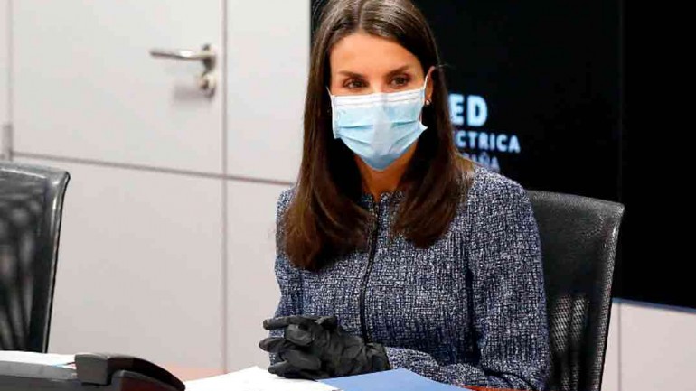 Con guantes y mascarilla, la reina Letizia sale de nuevo de Zarzuela