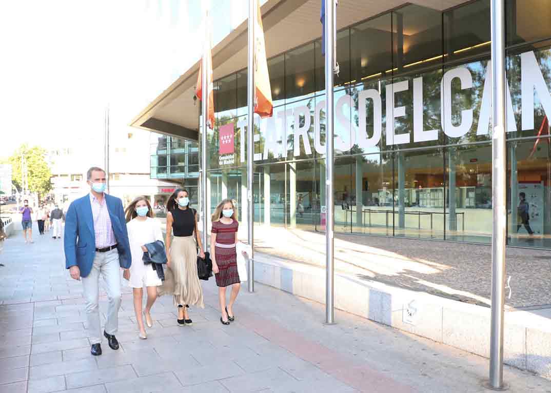 Reyes Felipe y Letizia con la princesa Leonor y la infanta Sofía © Casa S.M. El Rey