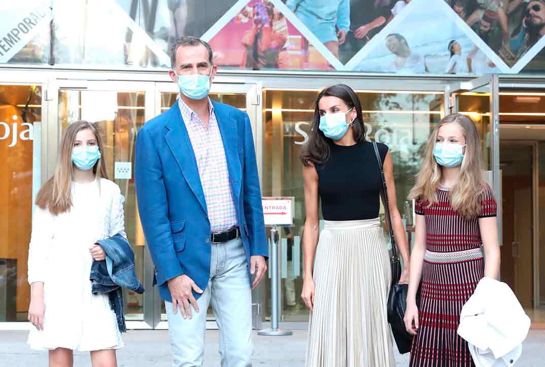 Reyes Felipe y Letizia con la princesa Leonor y la infanta Sofía © Casa S.M. El Rey