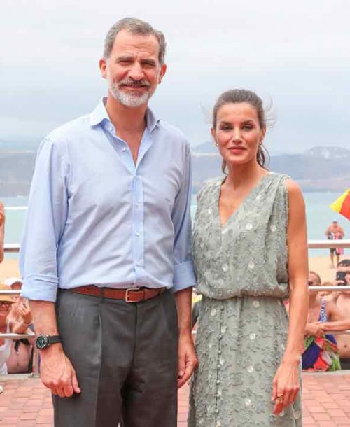 La reina Letizia estrena un vestido de Zara, en rebajas, a 25€