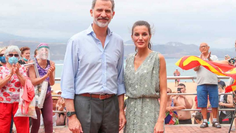 La reina Letizia estrena un vestido de Zara, en rebajas, a 25€