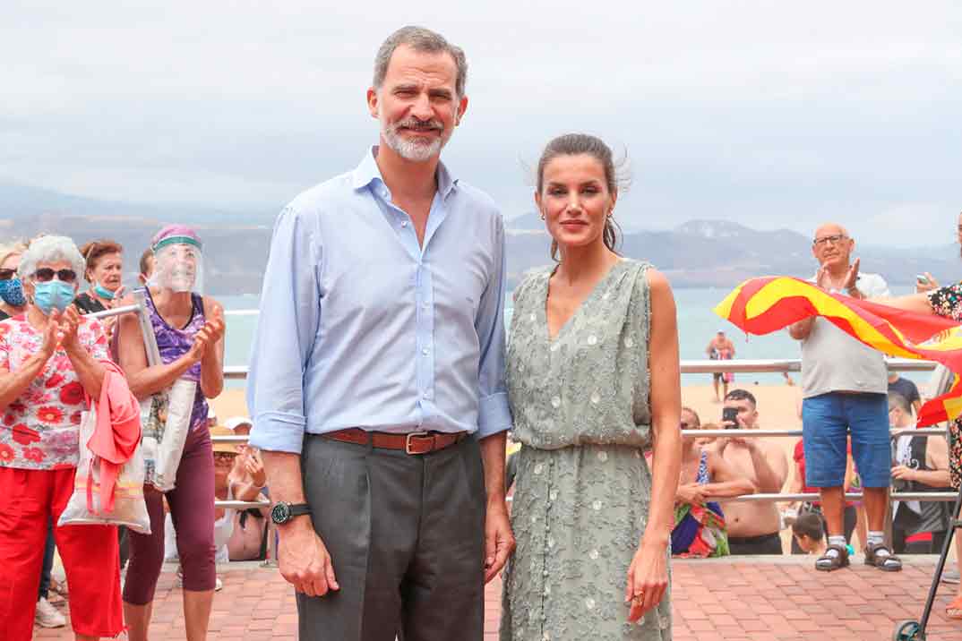 La reina Letizia estrena un vestido de Zara, en rebajas, a 25€