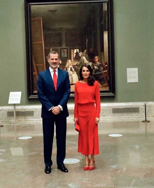 La reina Letizia incorpora un nuevo vestido rojo a su vestidor