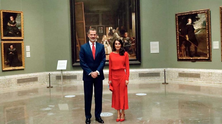 La reina Letizia incorpora un nuevo vestido rojo a su vestidor