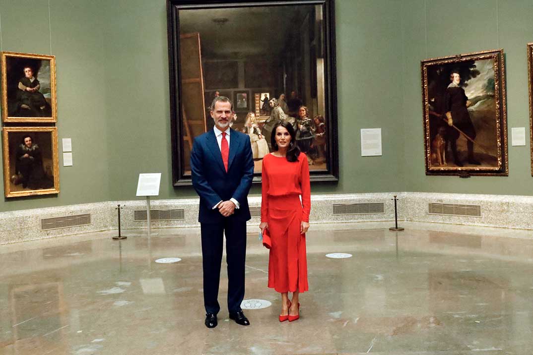 La reina Letizia incorpora un nuevo vestido rojo a su vestidor
