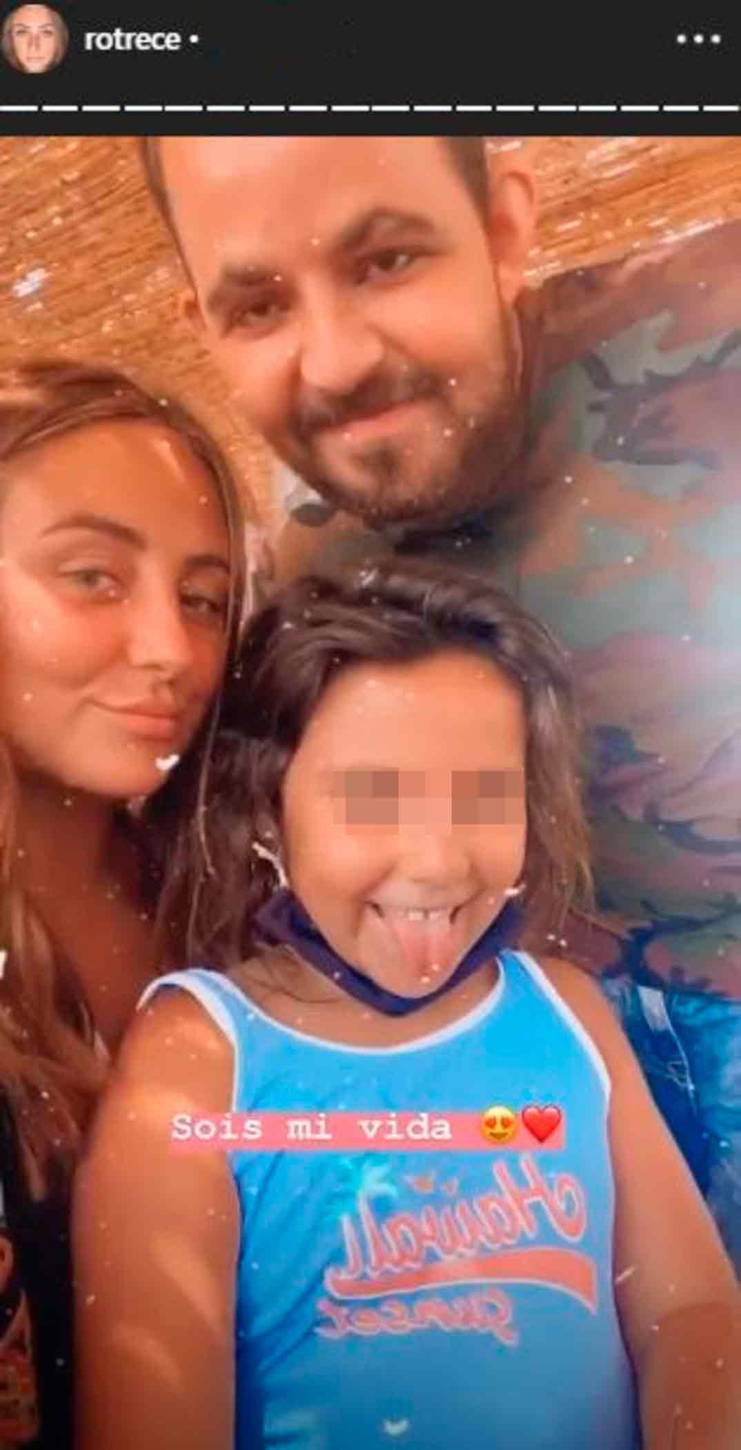 Rocío Flores con sus hermanos © Instagram