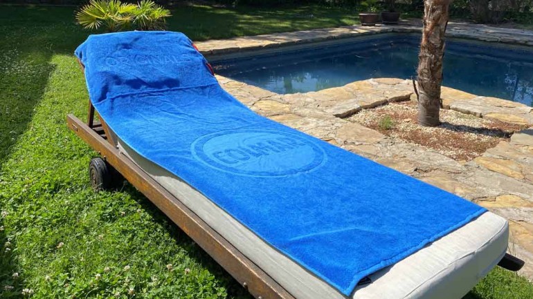 La toalla que se convierte en mochila el accesorio perfecto para este verano