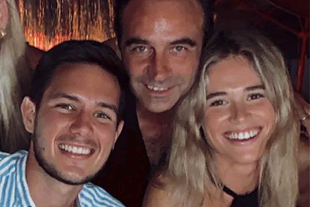 Enrique Ponce se divierte con los amigos de Ana Soria