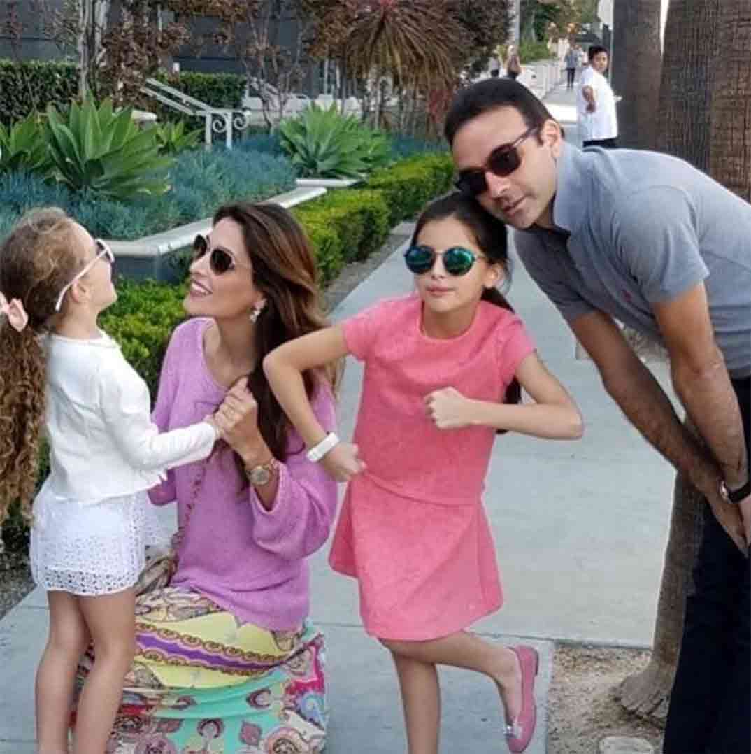 Enrique Ponce y Paloma Cuevas con sus hijas © Redes Sociales