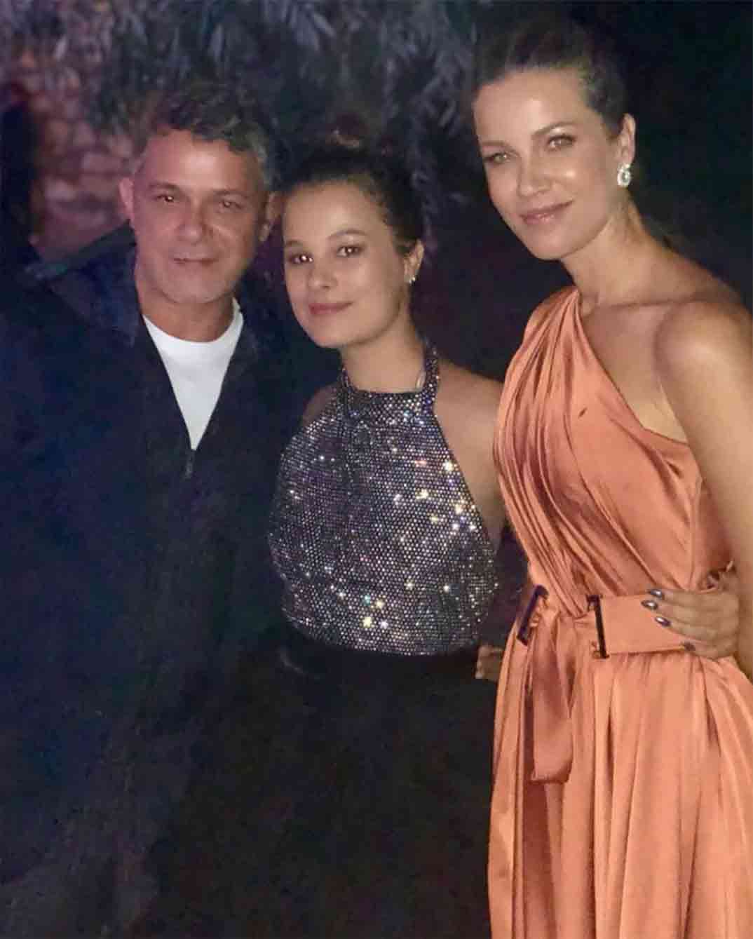 Manuela con sus padres Alejandro Sanz y Jaydy Michel © Instagram