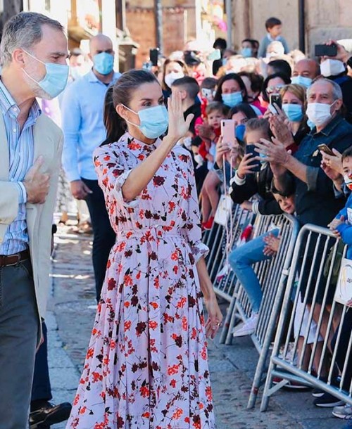 La combinación perfecta de la reina Letizia: vestido midi con estampado floral y alpargatas