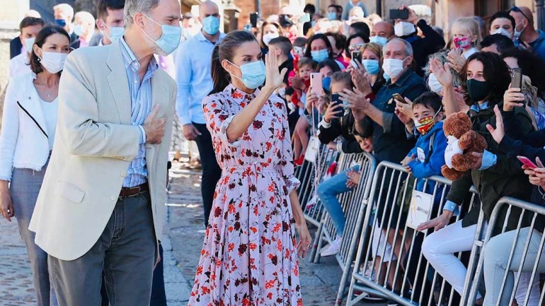 La combinación perfecta de la reina Letizia: vestido midi con estampado floral y alpargatas