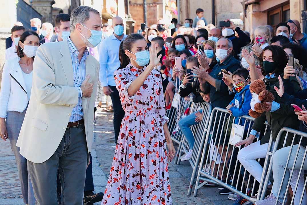 La combinación perfecta de la reina Letizia: vestido midi con estampado floral y alpargatas