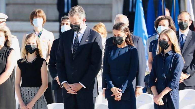 Los Reyes y sus hijas en el homenaje a las víctimas por Covid-19