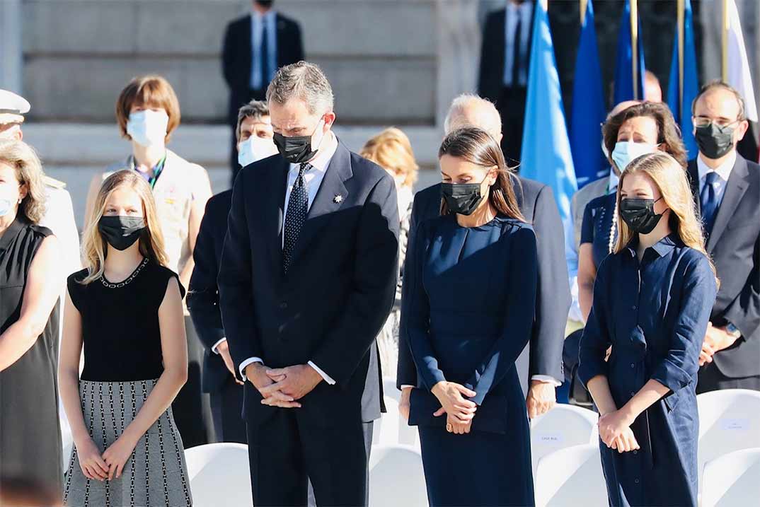 Los Reyes y sus hijas en el homenaje a las víctimas por Covid-19