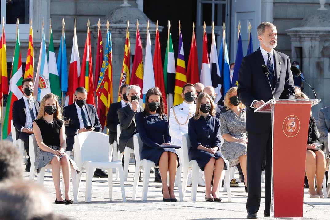 Reyes Felipe y Letizia con sus hijas - Homenaje víctimas Covid-19 - Casa S.M. El Rey