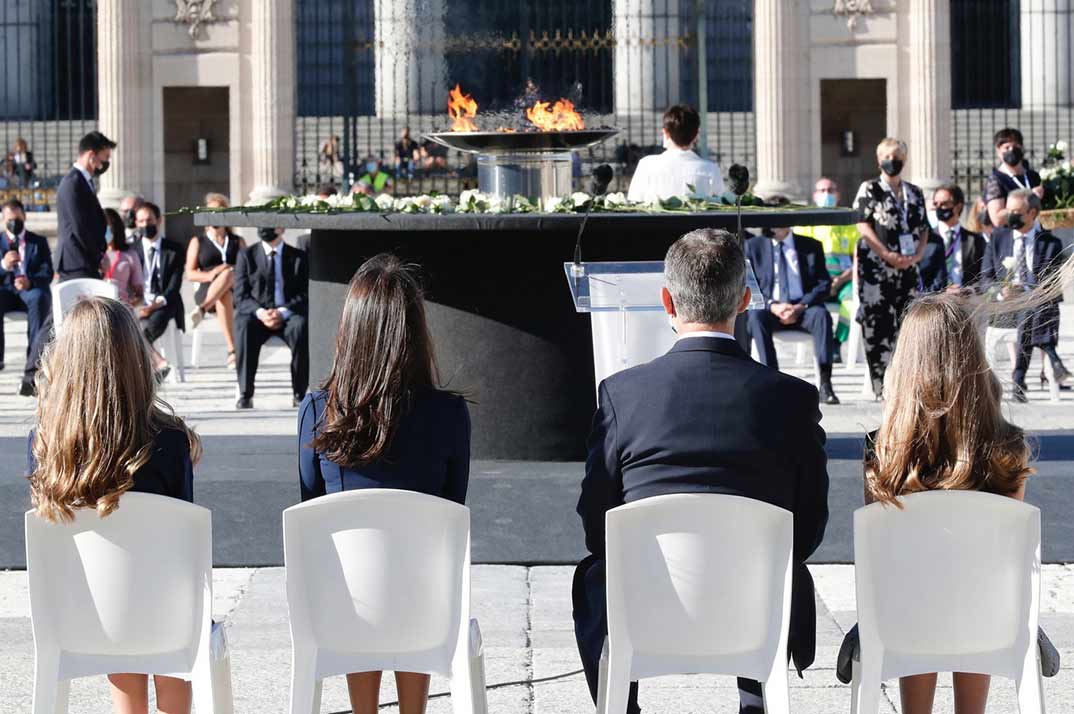 Reyes Felipe y Letizia con sus hijas - Homenaje víctimas Covid-19 - Casa S.M. El Rey