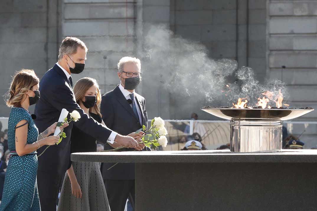 Reyes Felipe y Letizia con sus hijas - Homenaje víctimas Covid-19 - Casa S.M. El Rey