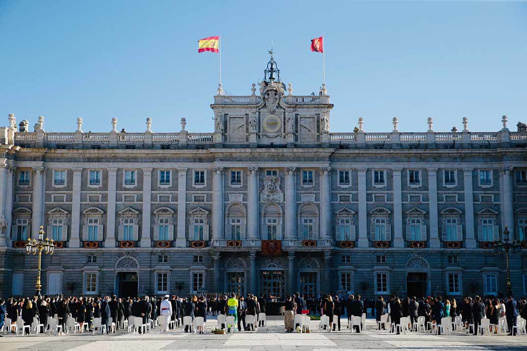 Reyes Felipe y Letizia con sus hijas - Homenaje víctimas Covid-19 - Casa S.M. El Rey