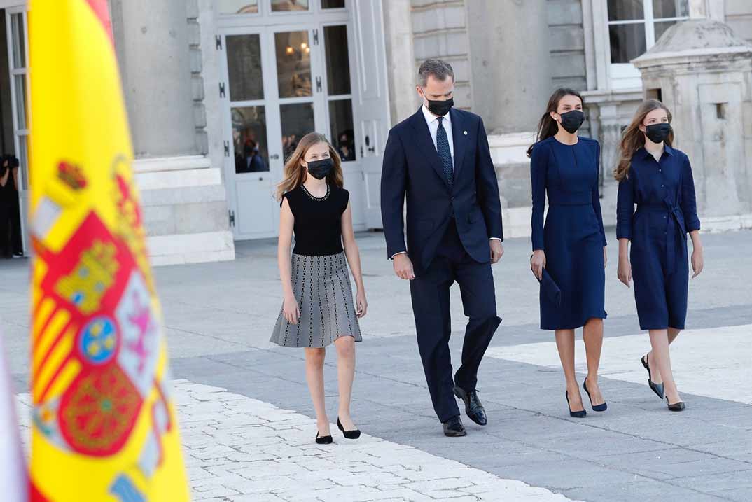 Reyes Felipe y Letizia con sus hijas - Homenaje víctimas Covid-19 - Casa S.M. El Rey