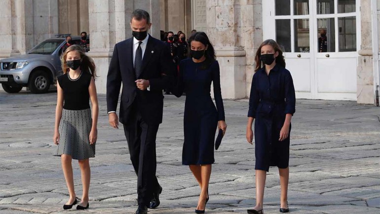 Los estilismos de la reina Letizia y sus hijas en el homenaje a las víctimas del Covid-19