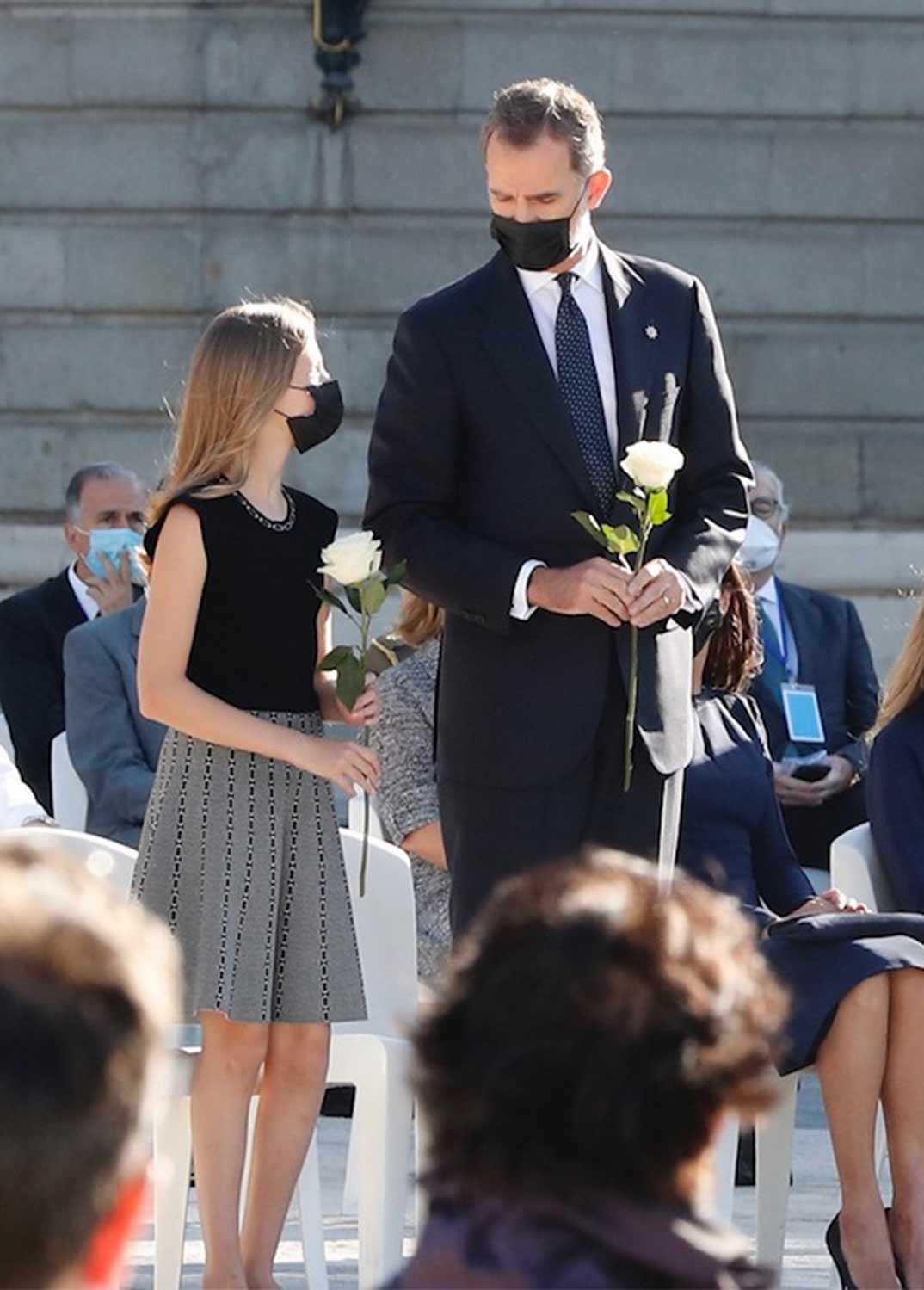 Reyes Felipe y Letizia con sus hijas - Homenaje víctimas Covid-19 - Casa S.M. El Rey