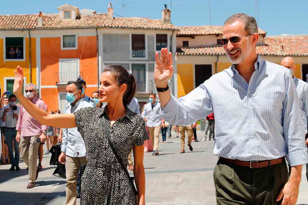 La reina Letizia conquista Cuenca con un mono de Mango