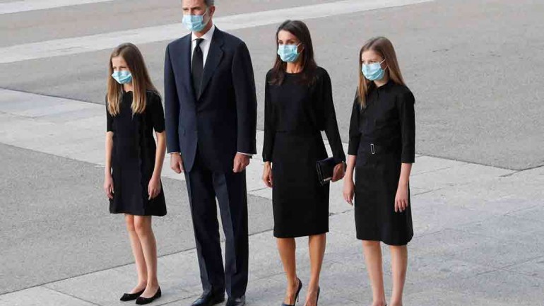 Los Reyes y sus hijas en el funeral por las víctimas del Covid-19