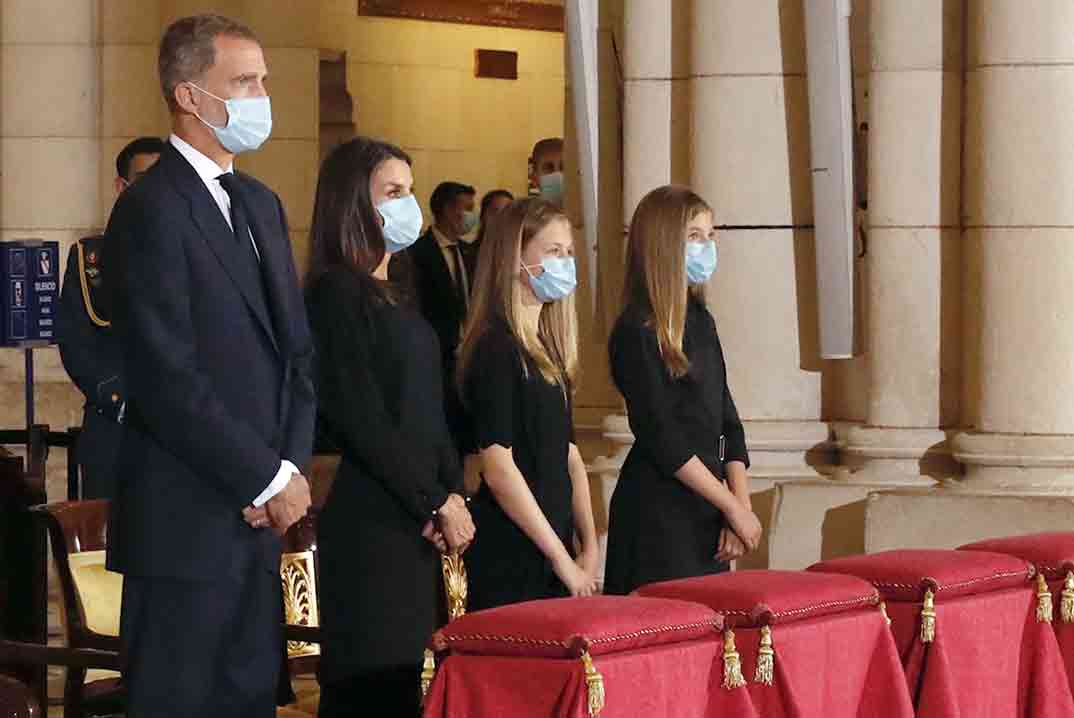 Reyes Felipe y Letizia con la princesa Leonor y la infanta Sofía - Funeral víctimas Covid-19 © Casa S.M. El Rey