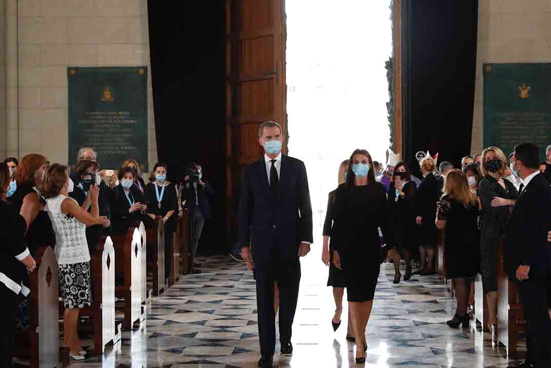 Reyes Felipe y Letizia con la princesa Leonor y la infanta Sofía - Funeral víctimas Covid-19 © Casa S.M. El Rey