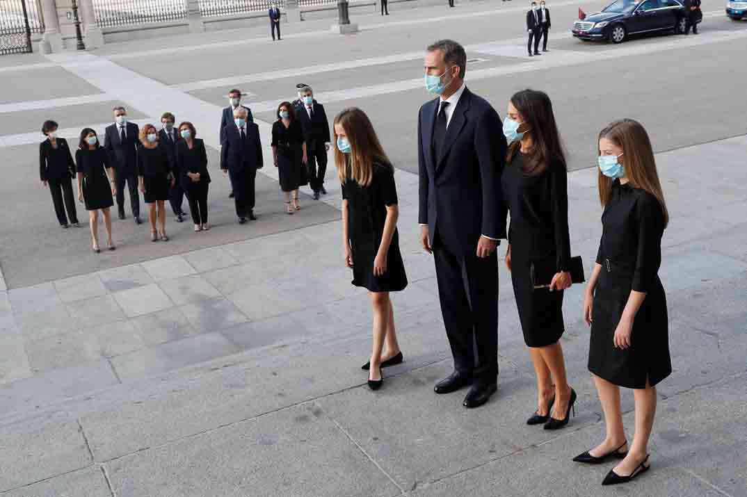 Reyes Felipe y Letizia con la princesa Leonor y la infanta Sofía - Funeral víctimas Covid-19 © Casa S.M. El Rey