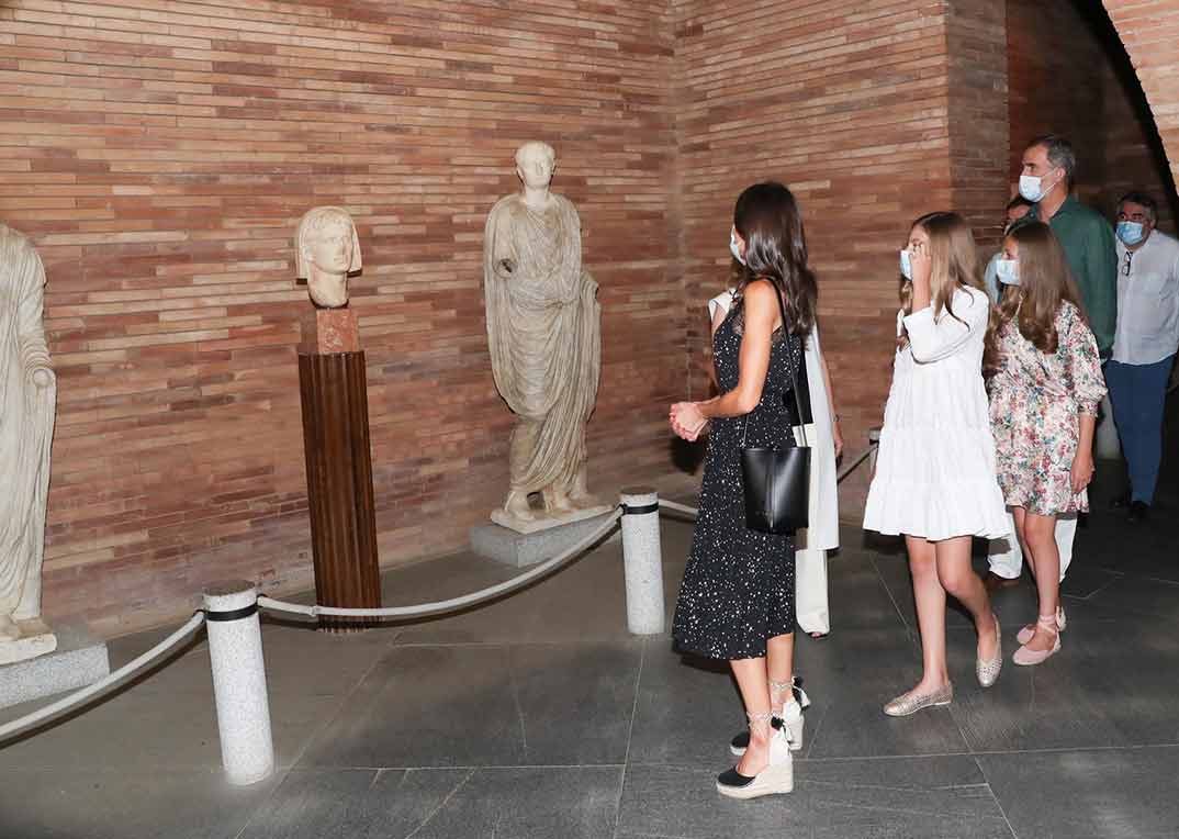 Reyes Felipe y Letizia con sus hijas princesa Leonor e infanta Sofía - Mérida © Casa S.M. El Rey