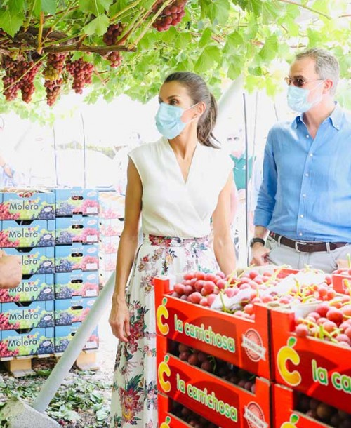 Top blanco y falda de flores, la combinación perfecta de la reina Letizia para el verano