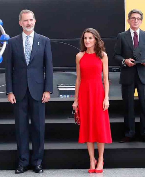 La reina Letizia vuelve a triunfar con su misterioso vestido rojo