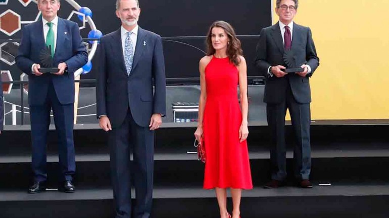 La reina Letizia vuelve a triunfar con su misterioso vestido rojo