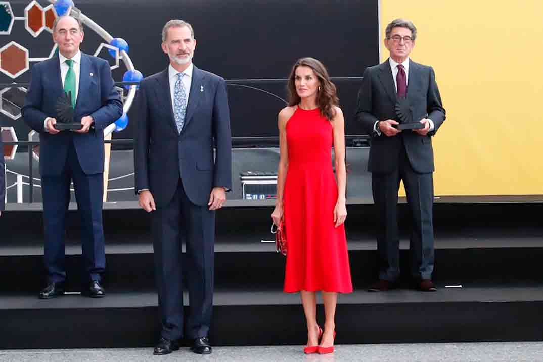 La reina Letizia vuelve a triunfar con su misterioso vestido rojo
