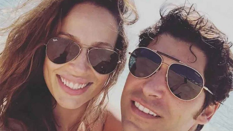 Eva González y Cayetano Rivera se relajan en Ibiza ajenos a la polémica de Karelys
