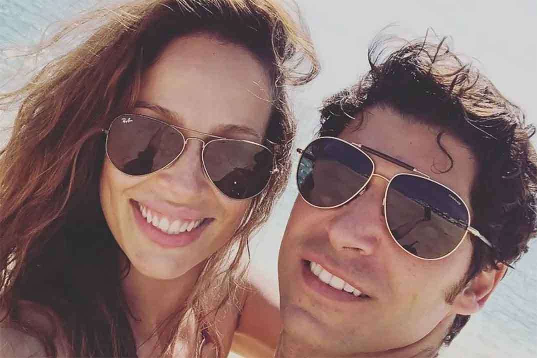 Eva González y Cayetano Rivera se relajan en Ibiza ajenos a la polémica de Karelys
