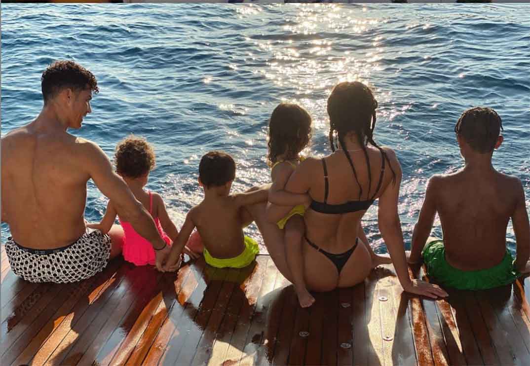Cristiano Ronaldo y Georgina Rodríguez con sus cuatro hijos © Instagram