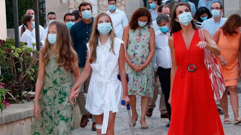 La infanta Sofía, con muletas y una venda, su accidentado estreno en Mallorca