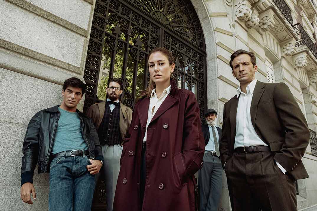 Blanca Suárez con Iván Marcos, Francesc Garrido, Adrián Lastra y Óscar Casas - Jaguar © Netflix