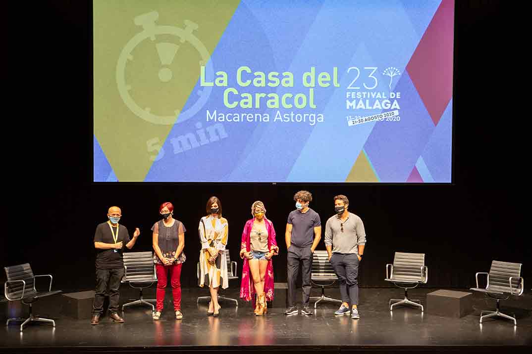 Paz Vega y Javier Rey con el equipo de La Casa del Caracol © Festival de Cine de Málaga