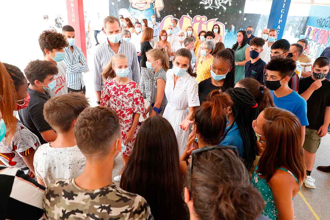 Reyes Felipe y Letizia con sus hijas Leonor y Sofia - Centro Socioeducativo Naüm (Palma de Mallorca) © Casa S.M. El Rey