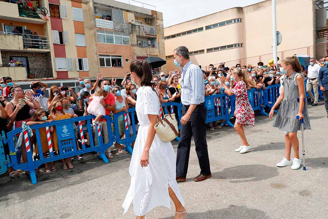 Reyes Felipe y Letizia con sus hijas Leonor y Sofia - Centro Socioeducativo Naüm (Palma de Mallorca) © Casa S.M. El Rey