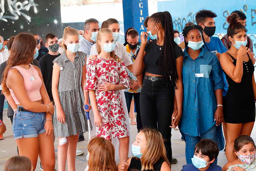 Reyes Felipe y Letizia con sus hijas Leonor y Sofia - Centro Socioeducativo Naüm (Palma de Mallorca) © Casa S.M. El Rey