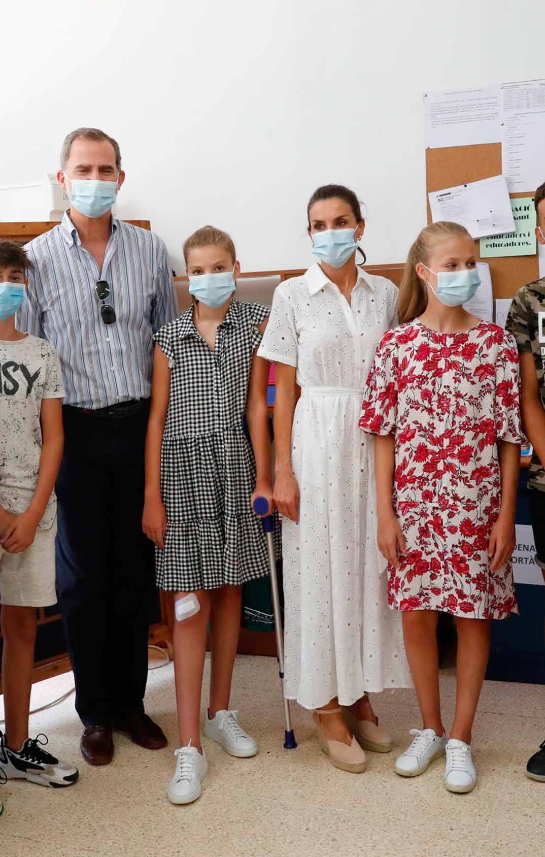 Reyes Felipe y Letizia con sus hijas Leonor y Sofia - Centro Socioeducativo Naüm (Palma de Mallorca) © Casa S.M. El Rey