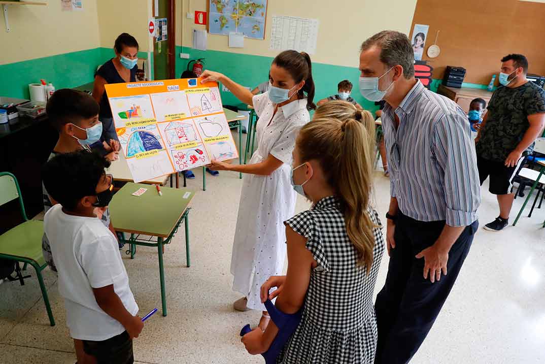 Reyes Felipe y Letizia con sus hijas Leonor y Sofia - Centro Socioeducativo Naüm (Palma de Mallorca) © Casa S.M. El Rey